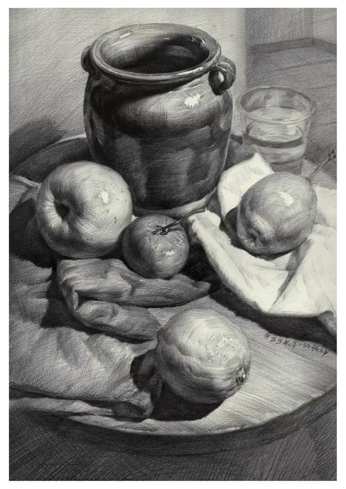 漂亮的静物素描图片，水果和罐子